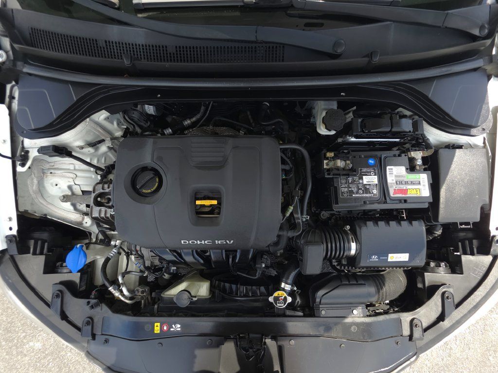 Used 2017 Hyundai Elantra SE FWD image 23