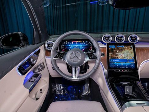 Used 2025 Mercedes-Benz GLC 300 image 17
