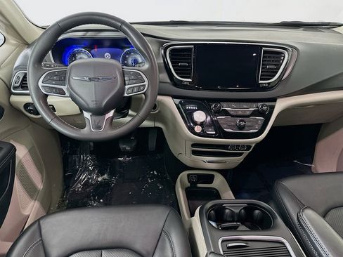 Certified 2024 Chrysler Pacifica Touring-L image 32