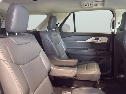 Used 2025 Ford Explorer Active w/ Active Comfort Package AWD/4WD image 16