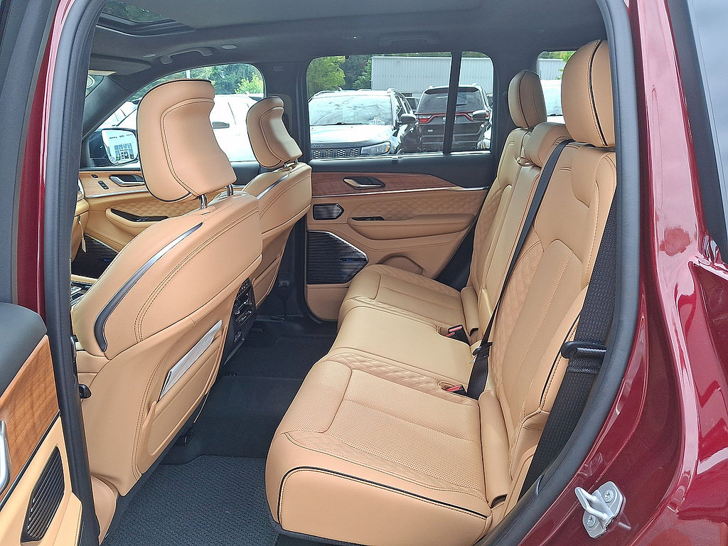 Certified 2025 Jeep Grand Cherokee Summit AWD/4WD image 20