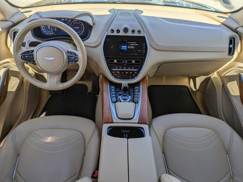 Used 2024 Aston Martin DBX image 18