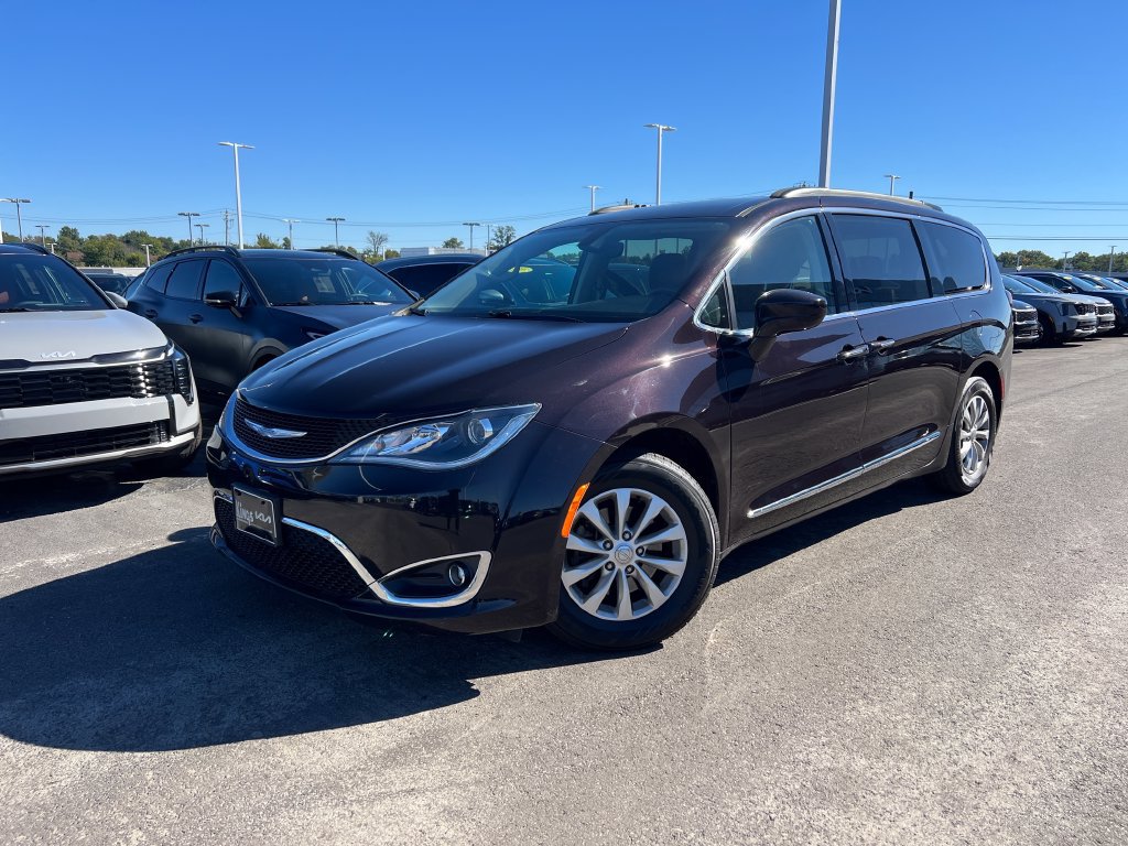 Used 2017 Chrysler Pacifica Touring-L FWD image 7