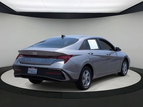 Used 2024 Hyundai Elantra SE FWD image 9