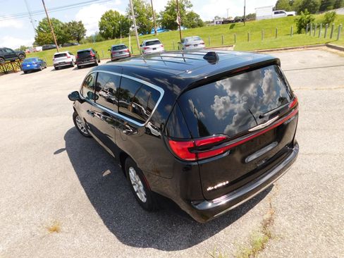 Used 2024 Chrysler Pacifica Touring-L FWD image 8