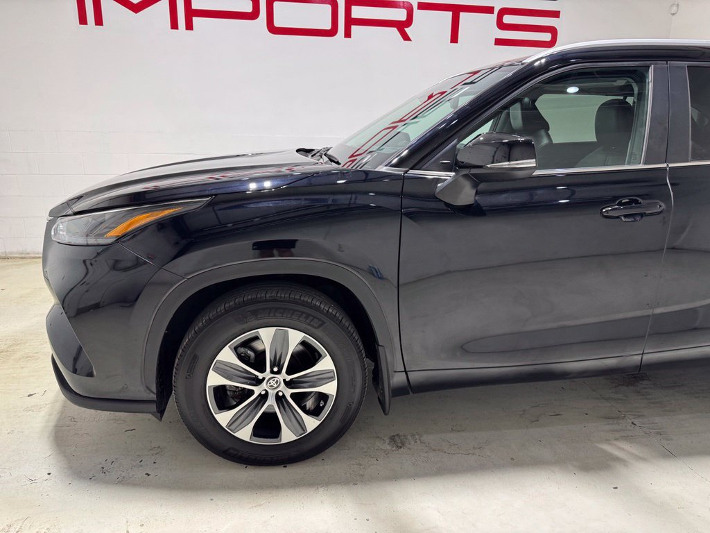 Used 2023 Toyota Highlander XLE AWD/4WD image 3