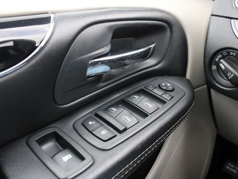 Used 2019 Dodge Grand Caravan SXT FWD image 6
