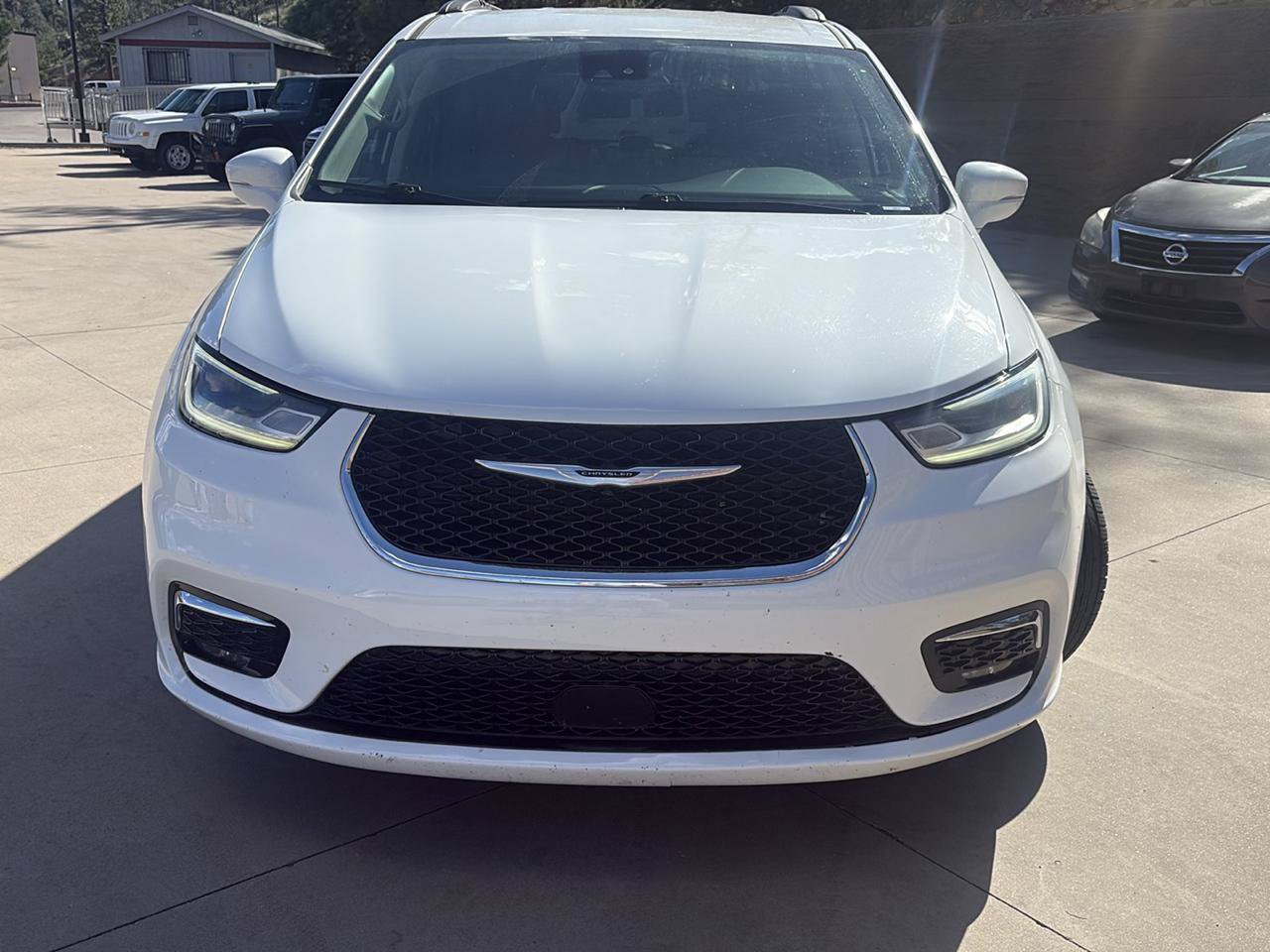 Used 2022 Chrysler Pacifica Touring-L FWD image 3