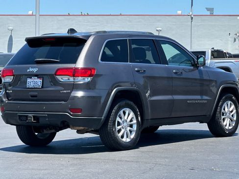 Used 2021 Jeep Grand Cherokee Laredo AWD/4WD image 2
