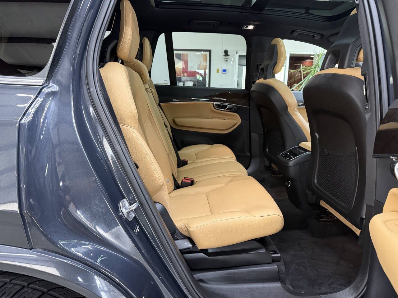Used 2016 Volvo XC90 T6 Momentum w/ Momentum Plus Package AWD/4WD image 16