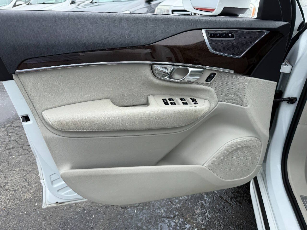 Used 2016 Volvo XC90 T6 Momentum w/ Momentum Plus Package AWD/4WD image 16