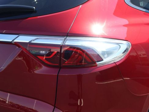 Used 2024 Buick Enclave Essence image 9