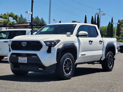 Certified 2025 Toyota Tacoma TRD Off-Road AWD/4WD image 10