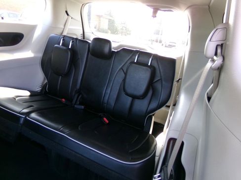 Used 2022 Chrysler Pacifica Limited FWD image 50