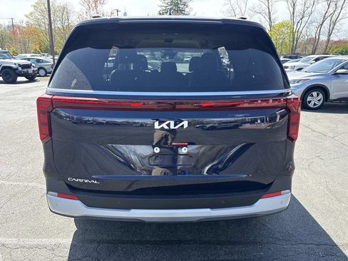 New 2026 Kia Carnival EX FWD image 3