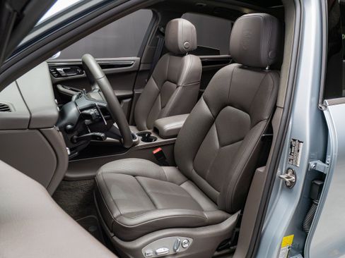 Certified 2025 Porsche Macan AWD/4WD image 5