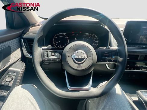 Used 2023 Nissan Rogue SV AWD/4WD image 14