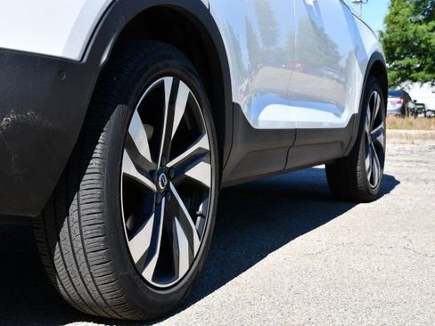 Used 2023 Volvo XC40 B5 Plus w/ Driver Assist Package AWD/4WD image 9