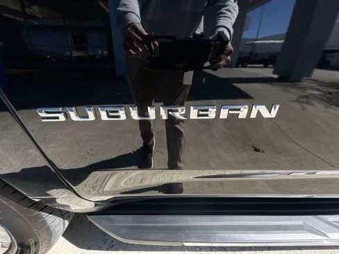 Used 2025 Chevrolet Suburban LS image 32