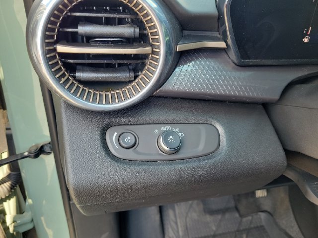 Used 2025 Chevrolet Trax ACTIV FWD image 24