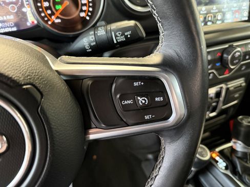 Used 2018 Jeep Wrangler Unlimited Sahara AWD/4WD image 17