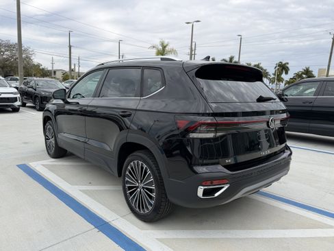 New 2026 Volkswagen Taos SE image 5