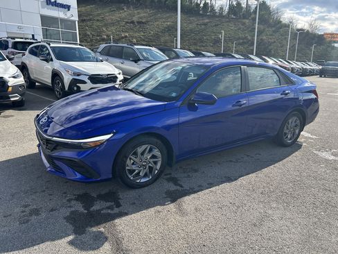 Used 2025 Hyundai Elantra Blue image 21