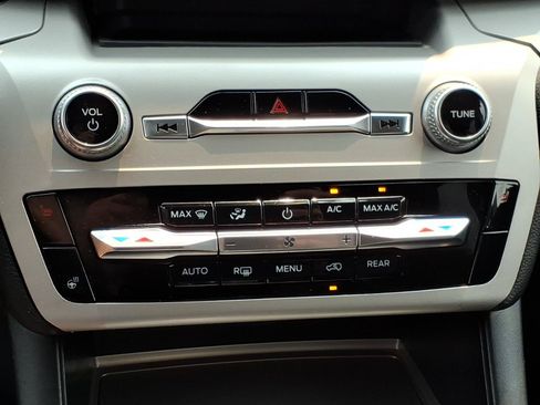 Used 2023 Ford Explorer XLT w/ Equipment Group 202A AWD/4WD image 19