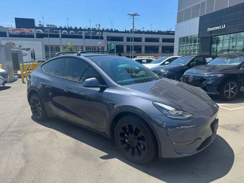 Used 2022 Tesla Model Y Long Range AWD/4WD image 2