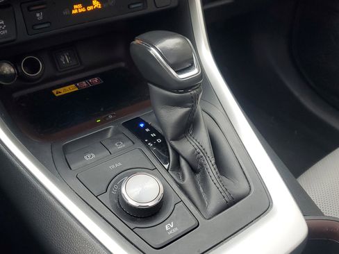 Used 2023 Toyota RAV4 Limited image 27