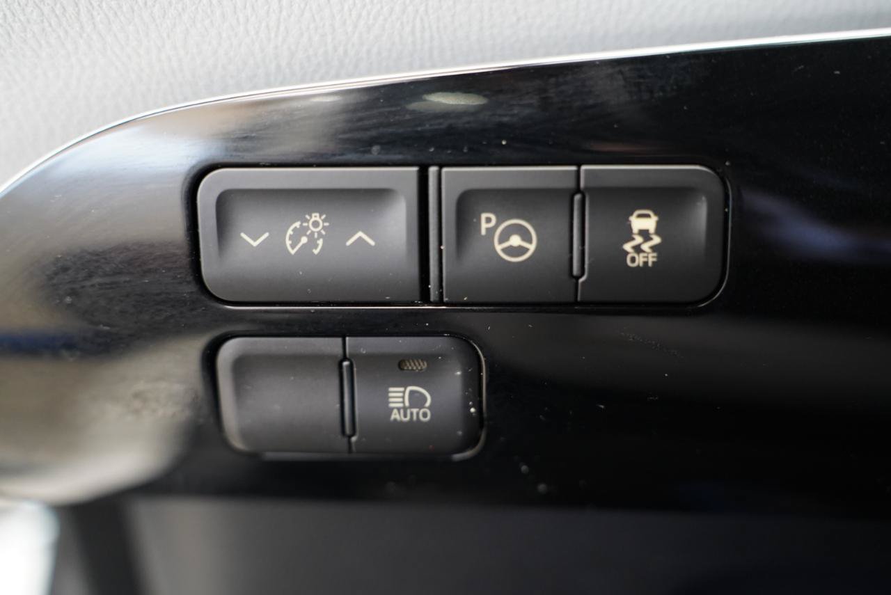 Used 2017 Toyota Prius Two w/ Prius Two Safety Plus Package FWD image 17