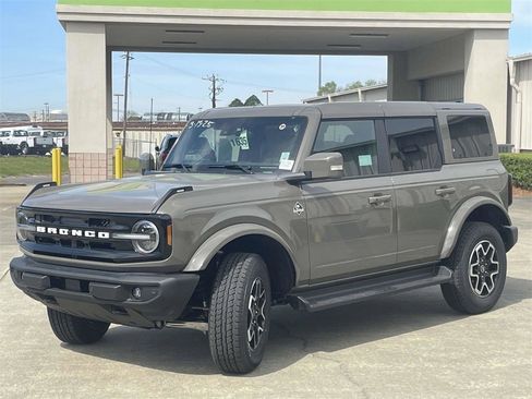 New 2025 Ford Bronco Outer Banks image 7