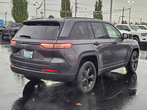 Used 2023 Jeep Grand Cherokee Altitude image 6