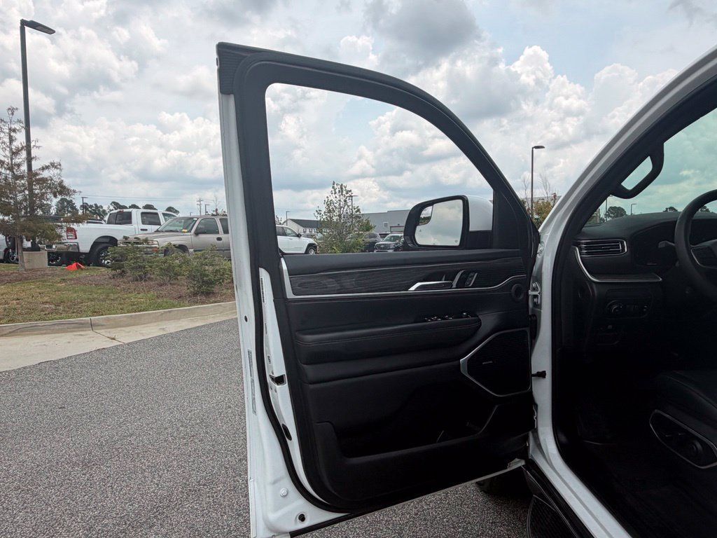 Used 2022 Jeep Wagoneer Series II AWD/4WD image 57