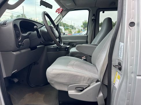 Used 2006 Ford E-350 and Econoline 350 XLT RWD image 12