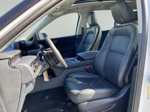 New 2025 Lincoln Aviator AWD w/ Jet Appearance Package image 11