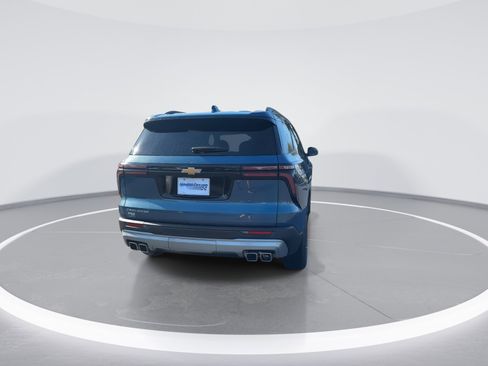 Used 2025 Chevrolet Traverse LT image 8