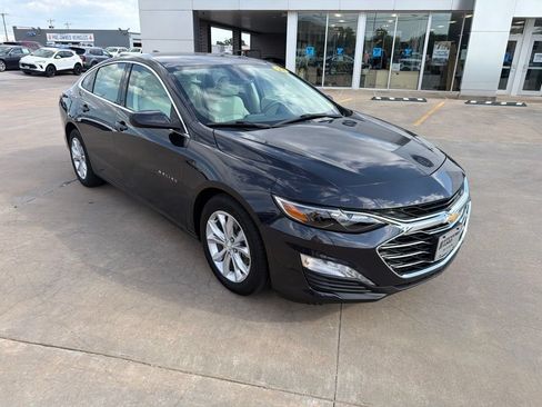 Used 2022 Chevrolet Malibu LT w/ Leather Package FWD image 2