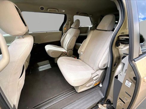 Used 2012 Toyota Sienna LE w/ Towing Pkg FWD image 21