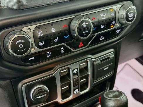 Used 2022 Jeep Wrangler Unlimited Sahara w/ Cold Weather Group AWD/4WD image 16