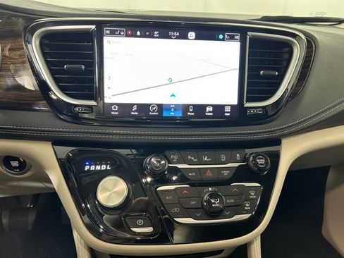 Used 2024 Chrysler Pacifica Limited image 24