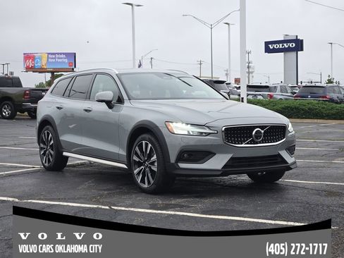 Certified 2025 Volvo V60 B5 Cross Country Ultra AWD/4WD image 2