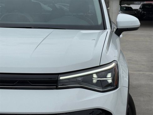 New 2026 Volkswagen Taos SE image 3