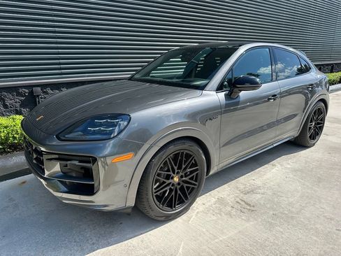 Certified 2024 Porsche Cayenne Coupe AWD/4WD image 7