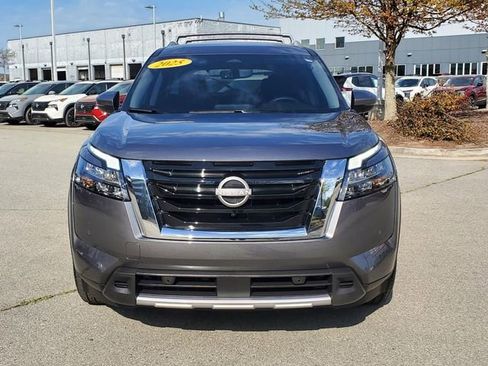Certified 2025 Nissan Pathfinder SL image 9