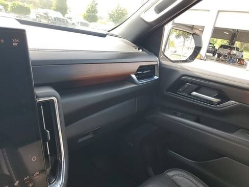 Used 2025 GMC Yukon XL Denali AWD/4WD image 24