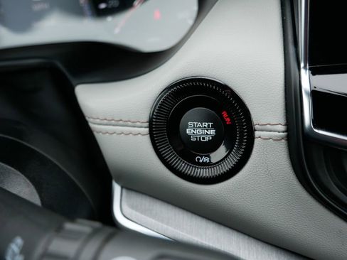 Used 2025 Jeep Compass Limited image 25