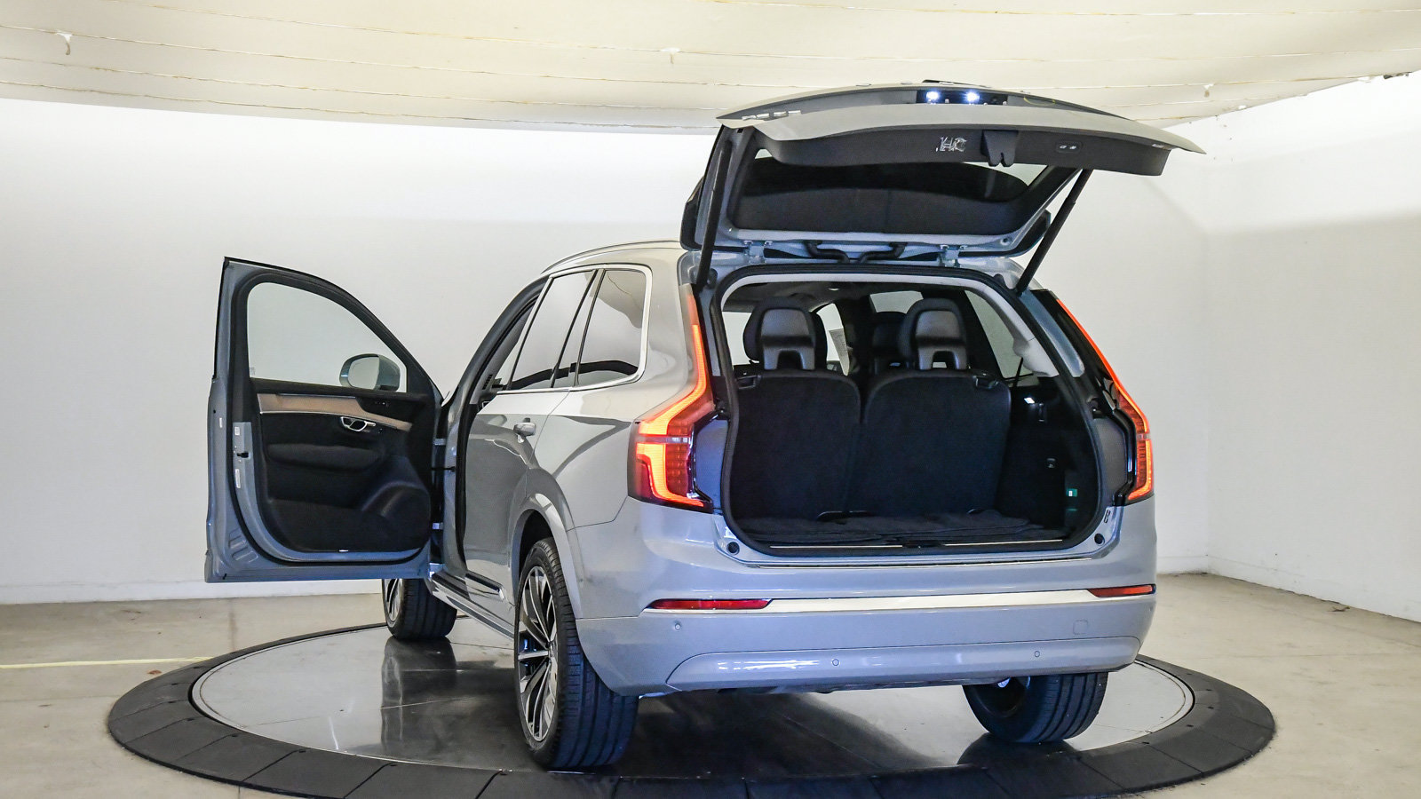 Certified 2026 Volvo XC90 B6 Plus AWD/4WD image 28