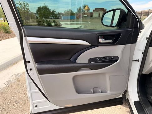 Used 2019 Toyota Highlander XLE AWD/4WD image 8