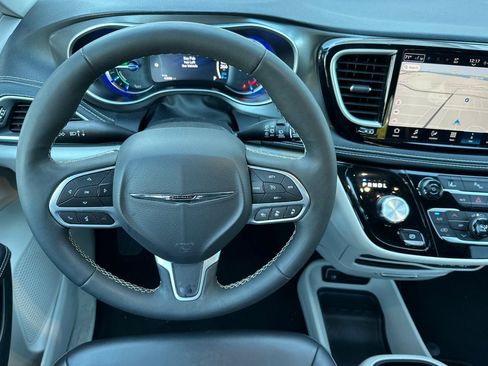 Used 2024 Chrysler Pacifica Select image 15